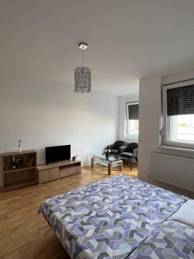 Una, Apartment *