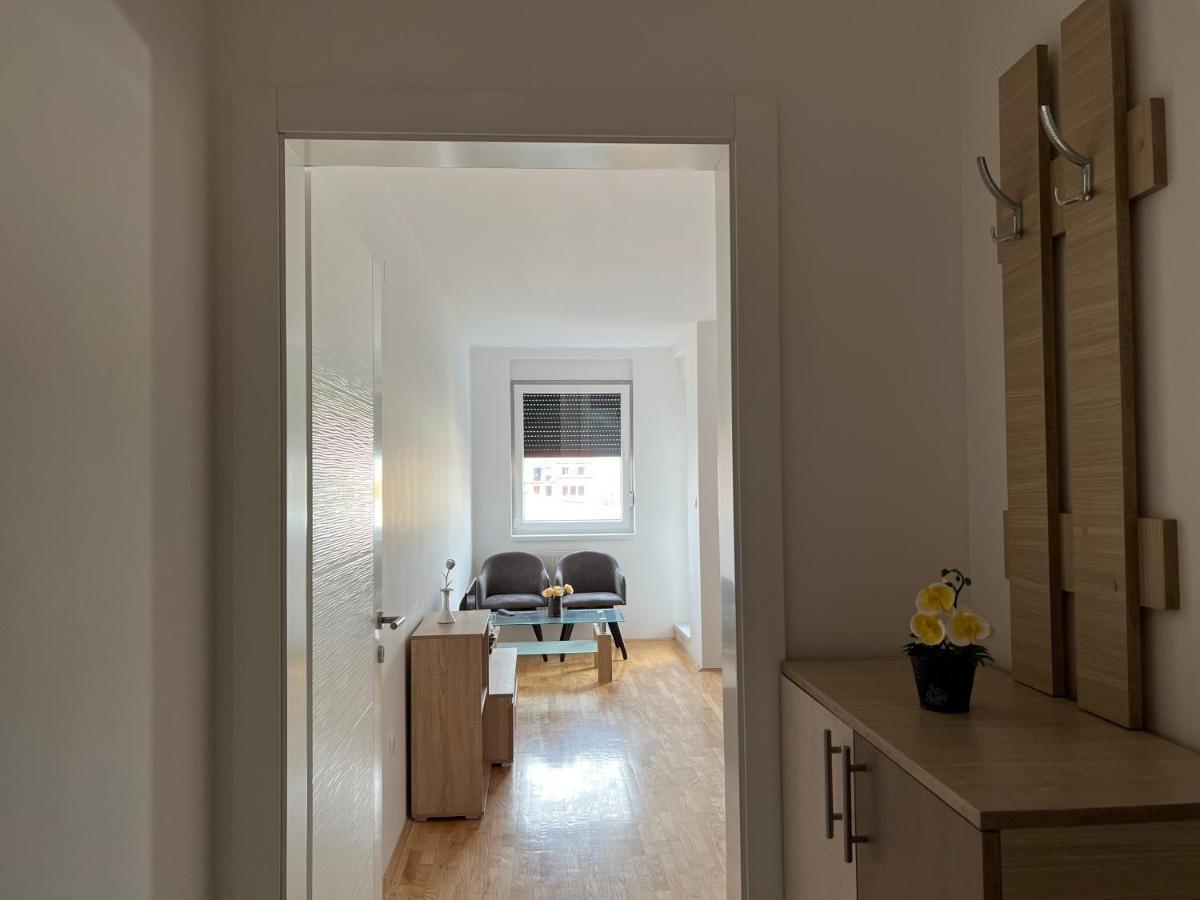 Una, Apartment *